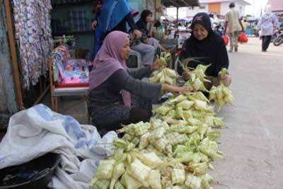 Ketupat Robo-robo Hiasi Pasar Mempawah