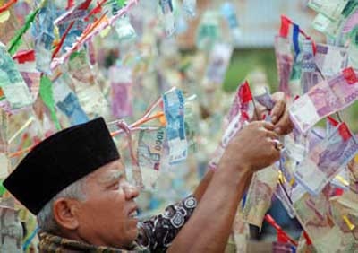 "Pohon Uang" Ramaikan Maulid Nabi di Padangpariaman