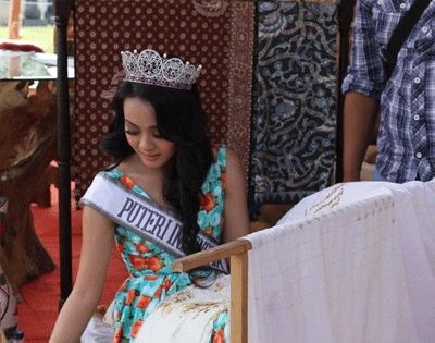 Ketika Putri Pariwisata Membatik di Borobudur