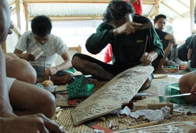 Melestarikan Ornamen Motif Dayak lewat Ukiran Perisai