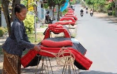 Tradisi "Mepe Kasur Abang Cemeng" di Banyuwangi
