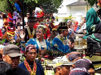 Kirab Agung di <i>Pawiwahan Ageng</i>