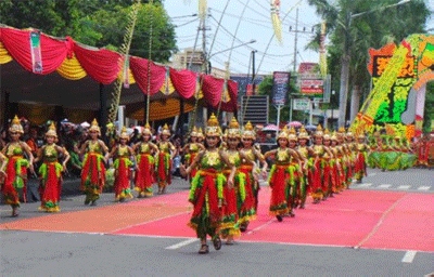 Meriahnya Pawai Seni Budaya Asli Banyuwangi di Festival Kuwung
