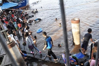 Masyarakat Sampit Antusias Ikuti Tradisi Mandi Safar