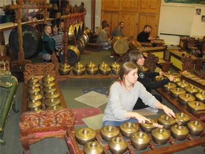 Muda Mudi Portugis Main Gamelan di Porto
