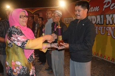 Grup Sarinam Juara I Festival Randai Rantau Kuantan 