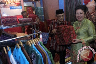 Menparekraf Dorong Desainer Populerkan Kain Tradisional