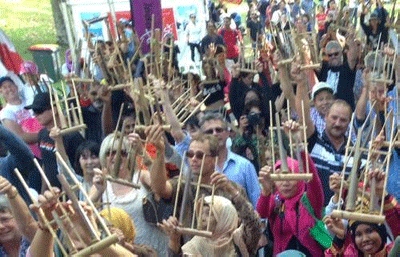 Indofest Bagikan Ratusan Angklung di Adelaide