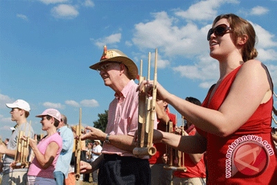 Pelajar Gelar Konser Angklung di Bawah Menara Eiffel
