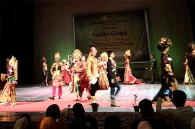 Weaving Indonesia: Pelangi Budaya Bumi Nusantara