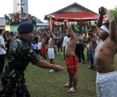 Danlantamal Ikuti Tradisi Adat Pukul Sapu