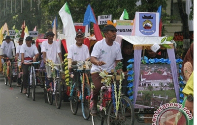Becak Berhias Rumah Adat Batak Semarakkan Festival Danau Toba