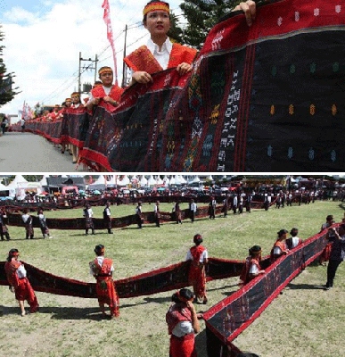 Inilah Ulos Terpanjang Sejagat di Festival Danau Toba 2014