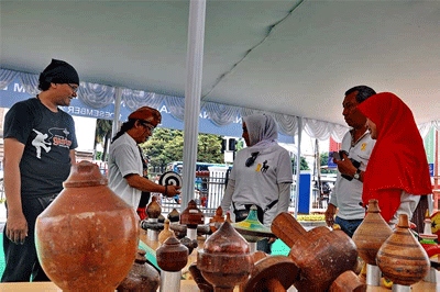 Pesta Seni dan Budaya Dayak Pamerkan Permainan Pangkak Gasing