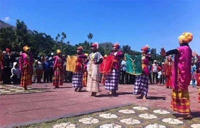 Semarak Tradisi Indonesia Tengah di Parade Budaya HUT Sumbawa Barat