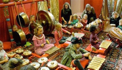 Anak Norwegia Antusias Belajar Musik Tari Indonesia