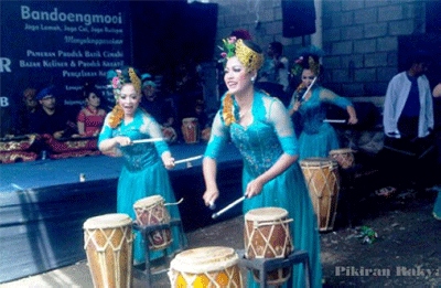 Hajat Lembur Tampilkan Seni Tradisional