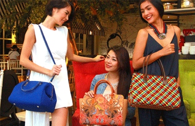 Tas Anyaman Motiv Batik Kaya Warna