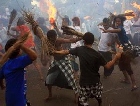 Ritual `Perang Api` di Mataram Berlangsung Tegang