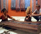 Kain Tenun Ikat Adat Sikka Andalan Warga Flores